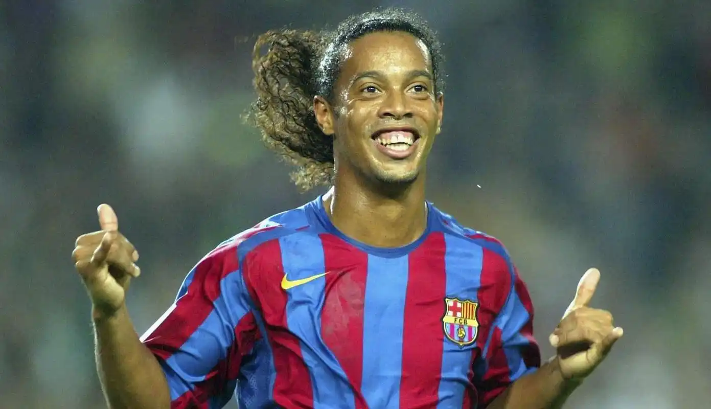 德天空：穆西亚拉已被送往医院，疑似腓骨骨折.